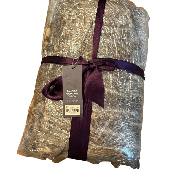 Luxurious Jennifer Lopez Faux Fur Throw Blanket - Picture 3 of 4